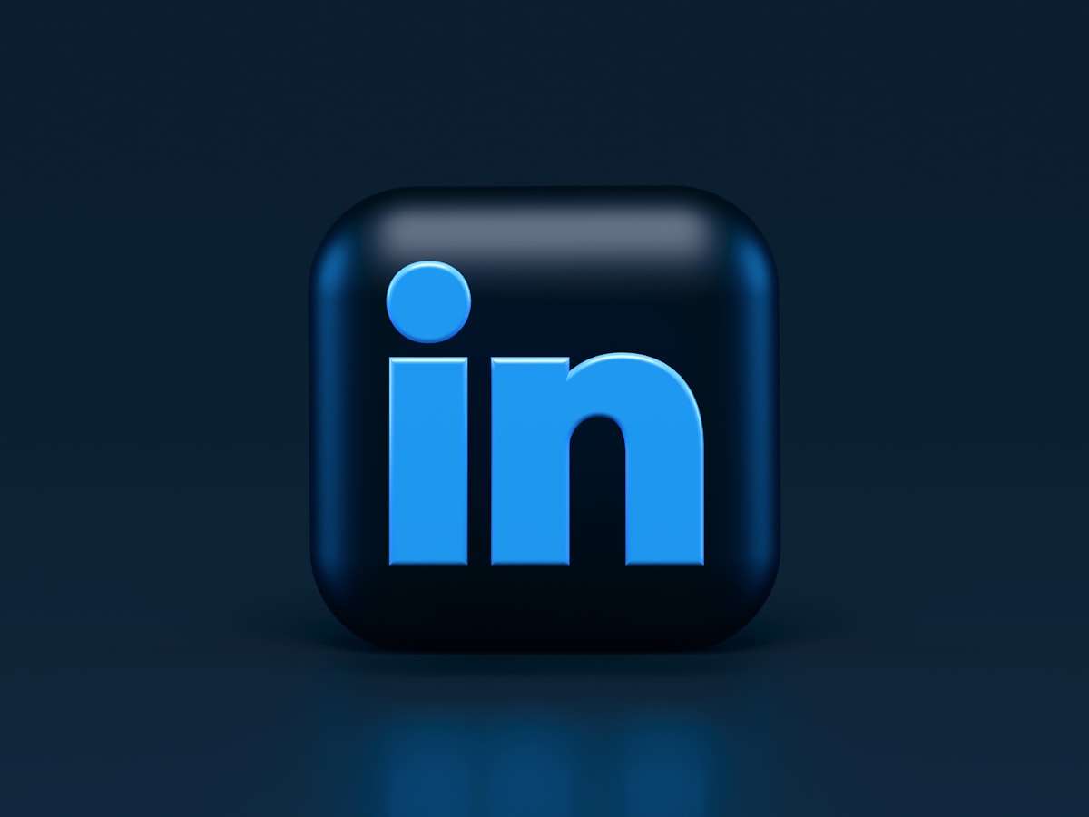 De Ce Link-urile Scurte Cresc Rata de Click in LinkedIn Ads: Ghid B2B 2026